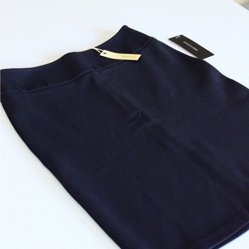 NWT DailyLook Ponte Pencil Skirt – Classic Navy – Size M